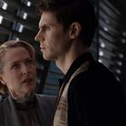 Eine Frau schaut einen Mann mit ernster Miene an, sie trägt einen grauen Blazer, der Mann einen dunklen Pullover.