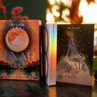 "Lunar Magic Oracle" von Alice Kendall, mit Farben des Universums, einer Göttin in einem Sternenhimmel und goldenen Mustern.