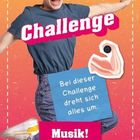 „Challenge: Bei dieser Challenge dreht sich alles um Musik!“ Frau springt vor farbigem Hintergrund, lächelt dynamisch.