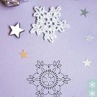 Oben steht "Kristallsternchen". Eine gehäkelte Schneeflocke, silberne und goldene Sterne auf lilafarbenem Hintergrund.