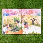 Text: "And now, we all love our new garden, especially the trees."  
Illustration: Menschen in einem Garten, Pflanzen pflegen, Malen, Stadt im Hintergrund.