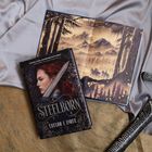 "Buchtitel: Steelborn, Autor: Taylor J. Larue. Cover mit Frau und Schwert. Illustration von Reitern in einer Wald- und Bergszene."