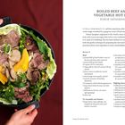 Titel: "Boiled Beef and Vegetable Hot Pot" von Eobok Jaengban. Links: Ein Topf mit Fleisch, Pilzen und Gemüse in einer Hand gehalten.