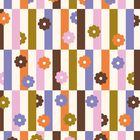 Streifenmuster in Braun, Orange, Lila, Pink mit Blumen in denselben Farben. Keine Texte im Bild. Retro-Stil.