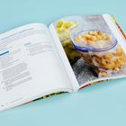 "BBQ-Seasoned Cauliflower" Rezept auf einer aufgeschlagenen Buchseite; Bild von Blumenkohl in Gefrierbeutel daneben.