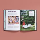 "IN THE DETAILS", "Entertaining Across Generations", "Be a Little Shady". Eine offene Buchseite mit Fotos von Menschen.
