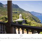 "Son Marroig", Kalenderblatt für Oktober. Blick von einer Terrasse auf Pavillon, Berge und Meer bei klarem Himmel.