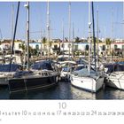 Puerto de Mogan, 10; Casares Edition. Segelboote im Hafen vor bunt umrandeten Gebäuden, klare blaue Himmel.