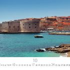 **Dubrovnik Hafen**  
Ansicht von Dubrovnik mit alten Stadtmauern am klaren blauen Meer und orangenen Dächern im Hintergrund.