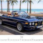 BMW Csi Cabrio. Kalender im Oktober mit Palmen, blauem Oldtimer-Cabrio an einer Küstenstraße.