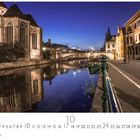 "10" groß; Monatskalender mit Brücke, Fluss und gotischen Gebäuden bei Abenddämmerung in Gent.