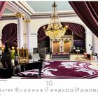 "Cabourg Grand Hotel, Innenansicht"; "10"; elegante Hotellobby mit großem Kronleuchter und violetten Vorhängen.