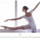 Zahlen 1-31 unten, "10" größer. Ballerina in weißem Outfit, posiert mit gestrecktem Bein an Fenster.