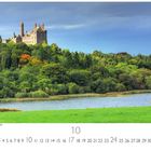"Dromore Castle in Co. Limerick". Eine Burg auf einem bewaldeten Hügel, umgeben von buntem Laub und einem Fluss.