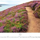 "Cap Frehel, 10, Casares Edition." Weg schlängelt sich durch violette Heide an der Küste mit Blick aufs Meer.