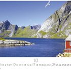 „Lofoten“ steht in der linken Ecke. Kalenderdaten darunter. Landschaft mit Bergen, Meer, rotem Haus und Möwe.