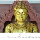1-31 unten, 10 groß; Buddha-Statue mit goldenem Antlitz vor aufwendigem, roten Hintergrund.