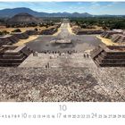 Text: "Teotihuacan", "10", "CASARES EDITION", Zahlenkalender 1-31. Aussicht auf Pyramiden mit Bergen im Hintergrund.
