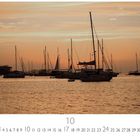 "Sonnenuntergang am Hafen" steht unter mehreren Segelbooten vor einem orangefarbenen Himmel bei Sonnenuntergang.