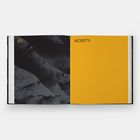 Links oben: "01". Rechts oben: "ACIDITY". Links eine abstrakte, dunkle Textur, rechts eine gelbe Fläche.