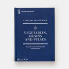Ein dunkelblaues Buch mit dem Titel "Culinary Arts School: Vegetables, Grains and Pulses". Logo von Le Cordon Bleu.