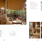 „Amidst the restless energy of Bangkok's Ladprao district, Terrarium House sits quietly on a unique, ladle-shaped plot." Innenansicht eines modernen, offenen Raumes mit viel Holz und Glas, Bäumen und Terrarium-Charakter.