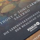 „Anthony & Toni Carmine Salerno. Die lebensverändernde Kraft der Bhagavad Gita.“ Bunte Illustration im Hintergrund.