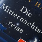 „Matt Haig: Die Mitternachtsreise“ steht auf einem nachtblauen Hintergrund mit Sternen und einer kleinen Mondsichel.