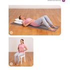 "Übelkeit und Erbrechen". Zwei Bilder: 1. Frau liegt mit angewinkelten Beinen. 2. Frau sitzt auf Stuhl und hält den Bauch.