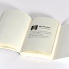 Ein aufgeschlagenes Buch zeigt ein Zitat von Mel Robbins über Weisheit und Mut. Links sind leere Seiten sichtbar.