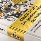 "CALCIO D'ORO Die goldenen Jahre des Fußballs" in goldener Schrift auf Buchcover mit Fußballspielermotiven.