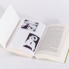 In Püllen, September 1976; In Italien, Sommer 1979. Ein geöffnetes Buch mit zwei Schwarz-Weiß-Fotografien auf der linken Seite.