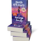 Auf dem Buchcover steht: "Beth O'Leary, Swept Away". Illustration mit Paar am Meer bei Sonnenuntergang. Stapel Bücher.