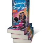 "Bestseller-Autorin", "Ab 18 Jahre". Ein Pärchen steht eng umschlungen vor einer romantischen Kulisse.