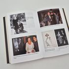 Seite eines Buches mit Fotos und folgendem Text: "[65] Der stets hilfsbereite Rob richtet ihren Saum."