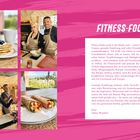 Texte: "FITNESS-FOOD", "Dein Tobias Wendeler". Drei Fotos: Pancakes mit Beeren, zwei Personen in der Küche, Wraps auf Teller.