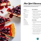 "New York Cheesecake" in schwarzer Schrift. Links vier Kuchenstücke mit rotem Beerentopping und Soße auf hellem Untergrund. Rechts Rezept.