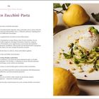 Zitronen-Zucchini-Pasta, Rezept für 2 Personen. Rechts ein Teller mit Zucchini-Nudeln, Burrata, Pinienkernen und Kräutern.