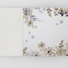 Kein Text vorhanden. Feine goldene und blaue Blumenmuster zieren den rechten Rand.