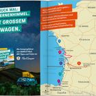 „GUCK MAL: STERNENHIMMEL. MIT GROSSEM WAGEN.“ Links Bücher, ein Van und Sternenhimmel. Rechts eine Reisekarte von Frankreich.