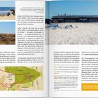Texte:
- ISKIOSK BRASSERIE
- Himmelsvej...
- [...] (Webadresse)
- Fazit: Einmal Henne Strand im Winter, immer Henne Strand im Winter.

Beschreibung: 
Links Fotos von Küste und Dünenlandschaft, rechts ein Gebäude mit Sanddüne. Unten eine Karte mit Wanderroute.
