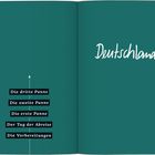 „Das Motorrad liegt schon wieder im Schlamm“ und „Harte Witterungsbedingungen am Kyzyl-Art Pass“. Zwei Szenen mit Schnee und Schlamm.