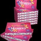 Auf pinkem Hintergrund die Worte "Summer of Mexican Mystery". Bunte Blumen zieren das Cover. Ein Stapel Bücher.