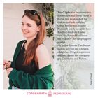 Tina Köpke lebt in Berlin, liebt Urban Fantasy und Tim Burton. Links lächelnde Frau mit Sonnenbrille und grünem Pullover.