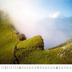 Kalender unterhalb zeigt Oktober mit Zahlen und Wochentagen. Oben fährt eine Person mit einem Fahrrad auf einem grünen Bergpfad.