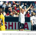 Text unten: "Oktober", Datumsreihe. Zwei Fußballspielerinnen in Trikots jubeln auf einem Spielfeld.