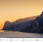 Kalender: Monat 10, Tage 1 bis 31. Malerische Szene: Berge im Sonnenuntergang über einem ruhigen Gewässer.