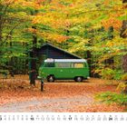 Kalender unten mit Oktober-Nummern. Ein grüner Van steht in einem herbstlichen Wald, bunte Blätter umgeben ihn.