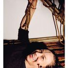 Unten: Zahl 10 mit Tagesskala. Eine lachende Person hält ein Seil in der Hand, horizontal liegend.