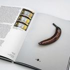 Links steht viel Text über Chuck E. Cheese und Verkaufspreise. Rechts eine braune Banane auf einer weißen Seite.